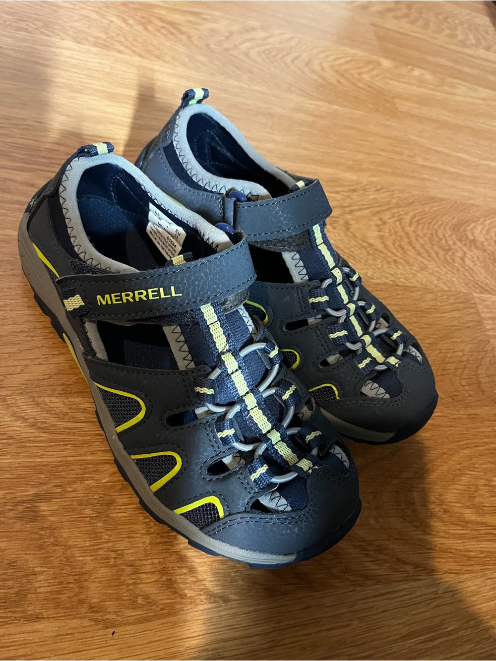 Merrell Select Grip Kids Black Sandals with Yellow-Green Accents Size 2 Medium